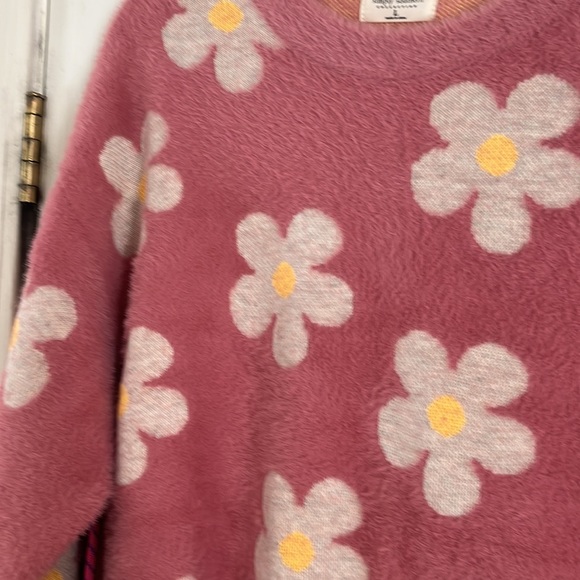 Simply Southern NWT Fuzzy Pink Mauve Daisy Sweater - Picture 2 of 4